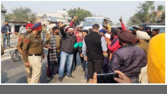 CM ਚੰਨੀ ਨੂੰ ਮਿਲਣ ਪਹੁੰਚੇ ਕੋਰੋਨਾ ਯੋਧਿਆਂ ਨੂੰ ਪ੍ਰਸ਼ਾਸ਼ਨ ਨੇ ਰੋਕਿਆ,
