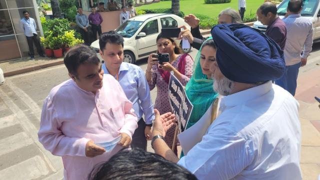 ਬੰਦੀ ਸਿੰਘਾਂ ਦੀ ਰਿਹਾਈ ਲਈ ਅਕਾਲੀ ਦਲ ਨੇ ਤਖਤੀਆਂ ਚੁੱਕ ਕੇ ਸੰਸਦ ਬਾਹਰ