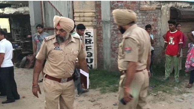 ਸੱਤ ਮਹੀਨਿਆਂ ਦੇ ਭਰੂਣ ਨੂੰ ਚੁੱਕ ਕ