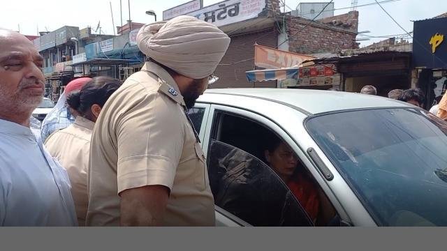 ਕਾਰ ਸਵਾਰ ਮਹਿਲਾ ਨੇ ਕੀਤਾ ਹਾਈ ਵੋਲ