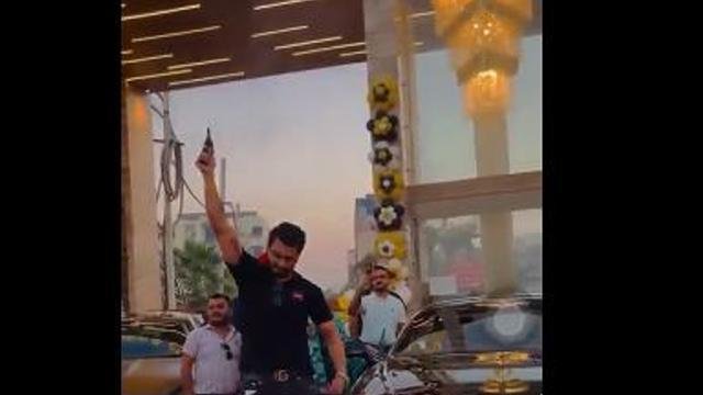 4.5 ਕਰੋੜ ਦੀ ਕਾਰ ਖਰੀਦਣ ਦੀ ਖੁਸ਼ੀ