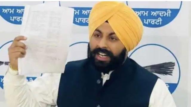 ਵਿਦਿਆਰਥੀਆਂ ਕੋਲੋਂ ਵਾਧੂ ਫੀਸਾਂ ਵਸੂਲਣ ‘ਤੇ ਸਿੱਖਿਆ ਮੰਤਰੀ ਨੇ ਲਿਆ ਵੱ