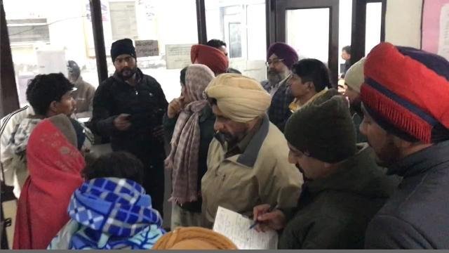 ਨਿਰਮਾਣ ਅਧੀਨ ਇਮਾਰਤ ਦੀ ਕੰਧ ਡਿੱ+ਗ