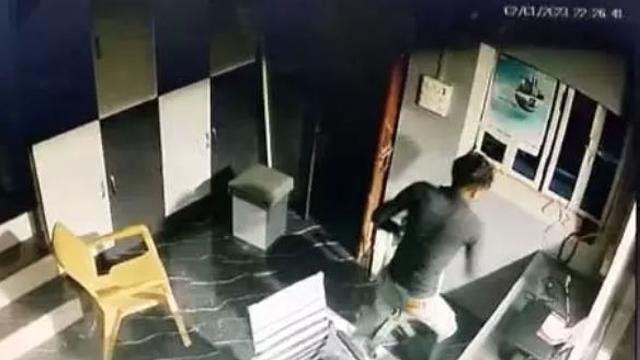 ਅਨੌਖੀ ਚੋਰੀ- ਦੁਕਾਨ 'ਚ ਦਾਖਲ ਹੋਇਆ