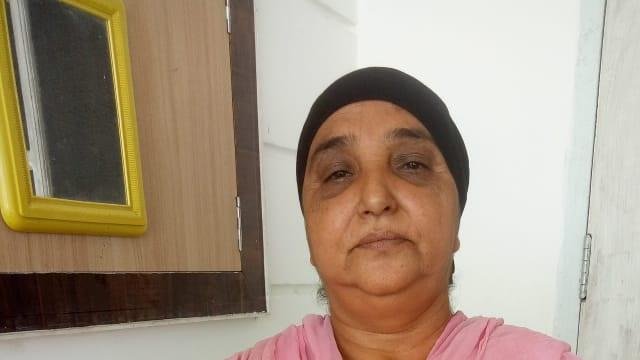 ਘਰ ਦੇ ਬਾਹਰ ਬੈਠੀ ਮਾਂ-ਧੀ ਦੀ ਗੋ+ਲ