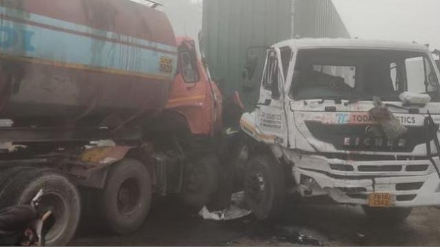 Accident - ਟਰੱਕ ਤੇ ਆਇਲ ਕੈਂਟਰ ਵ