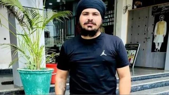 ਪੁਲਿਸ ਮੁਲਾਜ਼ਮਾਂ ਨੂੰ ਧੱਕਾ ਦੇ ਕੇ