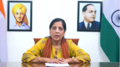 शराब घोटाले का पैसा कहां है? 28 को बताएंगे केजरीवाल, पत्नी स