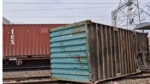 Railway -  ਚੱਲਦੀ ਮਾਲ ਗੱਡੀ 'ਚੋਂ ਡਿੱਗੇ 10 ਕੰਟੇਨਰ, ਬਿਜਲੀਆਂ ਦੀਆਂ