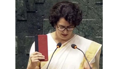 ਪਹਿਲੀ ਵਾਰ ਸੰਸਦ ਪਹੁੰਚੀ Priyanka Gandhi,  ਹੱਥ 'ਚ ਸੰਵਿਧਾਨ ਦੀ ਕਾ