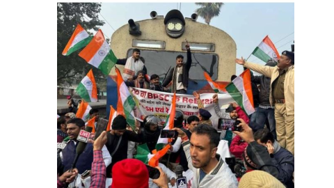 BPSC Protest - ਰੇਲ ਟਰੈਕ 'ਤੇ ਬੈ