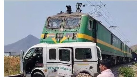 Ambulance stuck on railway track in Odisha - ਰੇਲਵੇ ਟ੍ਰੈਕ 'ਤੇ