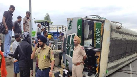 ਪੰਜਾਬ 'ਚ ਸਵੇਰੇ-ਸਵੇਰੇ ਵਾਪਰਿਆ ਵੱਡਾ ਹਾਦਸਾ, ਸਵਾਰੀਆਂ ਨਾਲ ਭਰੀ ਬੱਸ