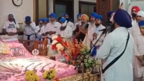 ਨਮ ਅੱਖਾਂ ਨਾਲ ਵਰਿੰਦਰ ਘੁੰਮਣ ਨੂੰ