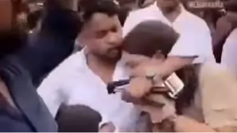 ਮਹਿਲਾ ਪੱਤਰਕਾਰ ਨੇ ਪੁਲਿਸ ਅਧਿਕਾਰੀ