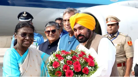 ਰਾਸ਼ਟਰਪਤੀ ਦਰੋਪਦੀ ਮੁਰਮੂ ਪਹੁੰਚੇ ਚੰਡੀਗੜ੍ਹ, ਮੁੱਖ ਮੰਤਰੀ ਮਾਨ ਨੇ ਕੀਤ